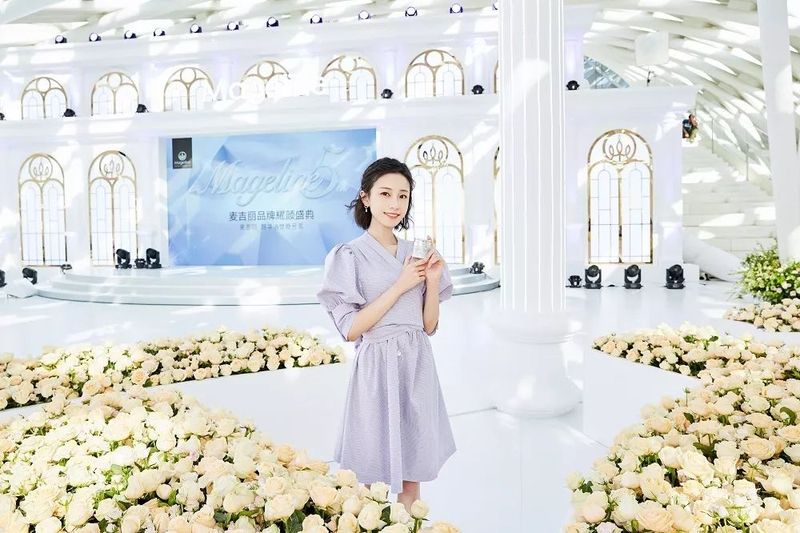 麦吉丽品牌董事长郭苗女士(米总),麦吉丽品牌总经理周正先生,施华洛
